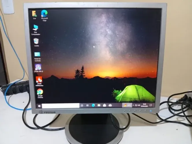 Monitor Samsung 17 polegadas, com base giratória e com cabos.