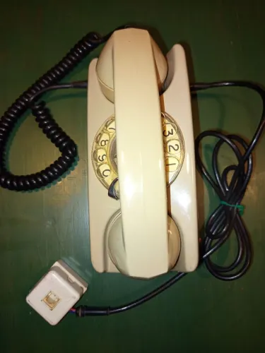 Telefone antigo de disco na cor creme