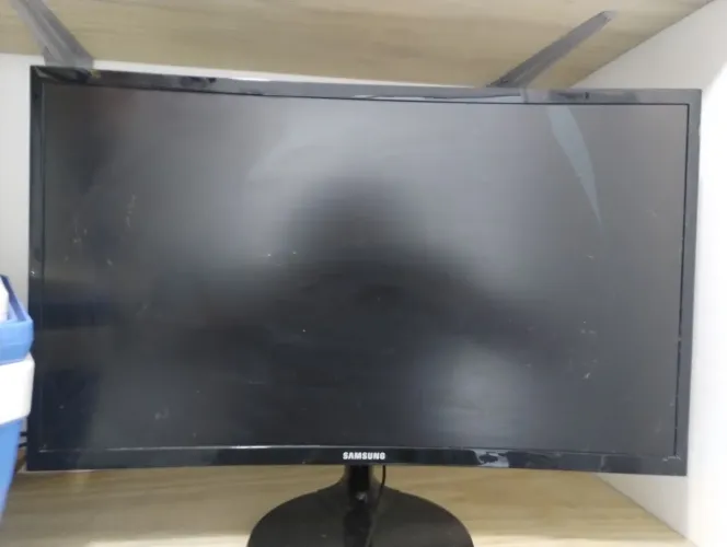 Monitor Samsung tela curva quebrado