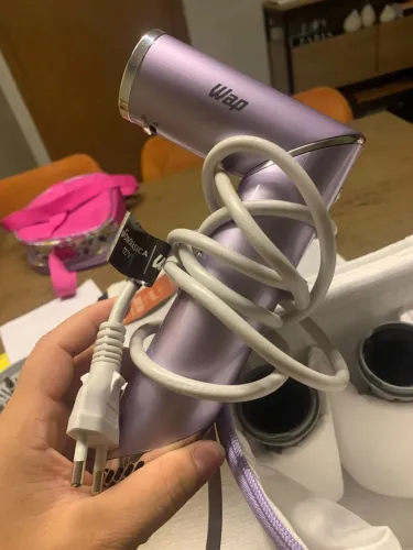 Vendo secador e modelador Wap intence 5 em 1 acompanha todos os acessórios originais.