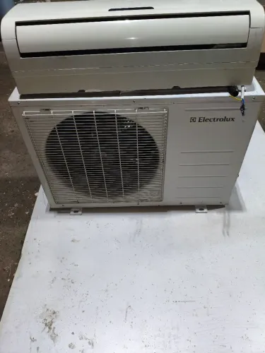 Split 9.000 BTUs Electrolux funcionando perfeitamente.