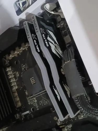 Memória RAM 8gb 3200mhz t-force rgb 450 cada .