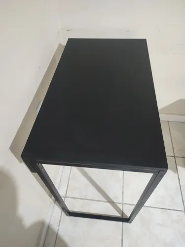 Mesa de Escritório Compacta Preta - Estrutura Metálica | Excelente Estado