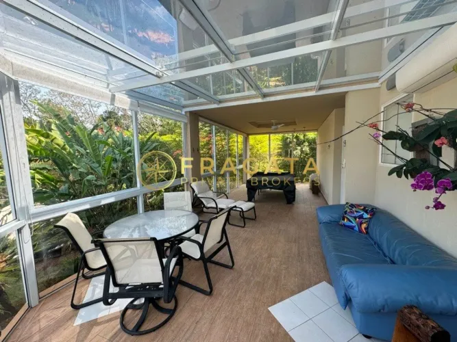 Sitio com O terreno é composto por 3 lotes padrão (aproximadamente 1.100m² cada), portanto