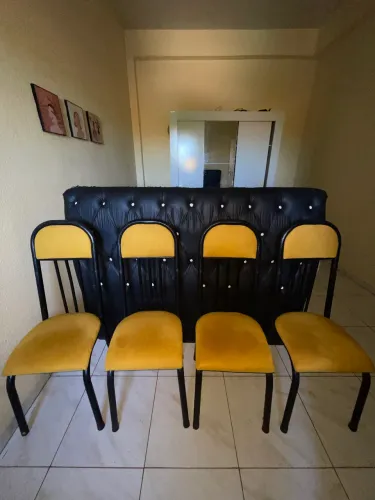 Mesa de jantar com 4 cadeiras