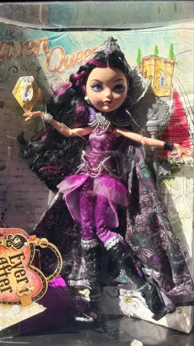 Ever After High - Raven Queen Legacy Day (sobrancelha em degradê)