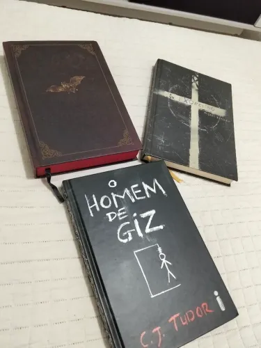 Combo de Três Livros: "Drácula de Bram Stoker", "Exorcismo" e "O Homem de Giz"