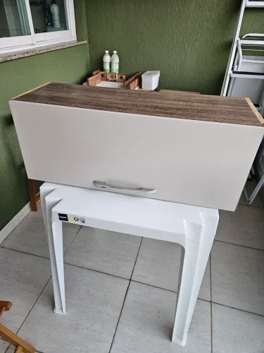 Armário aéreo de cozinha com porta basculante