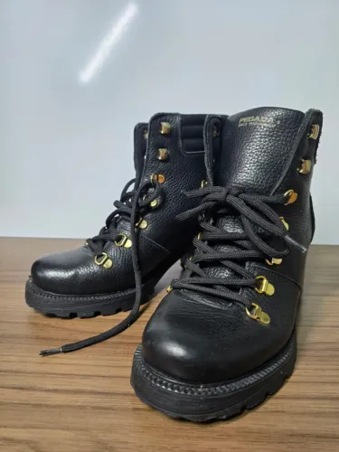 Bota Coturno Pegada Feminina em Couro Preta - Modelo 281321