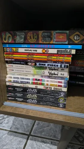 Lote de livros e mangás