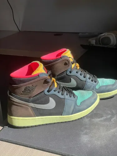 Air Jordan 1 Retro "Tokyo Bio Hack" - Tamanho 41 - Original e Bem Conservado