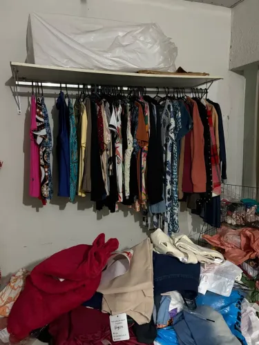 Estoque de roupas femininas novas