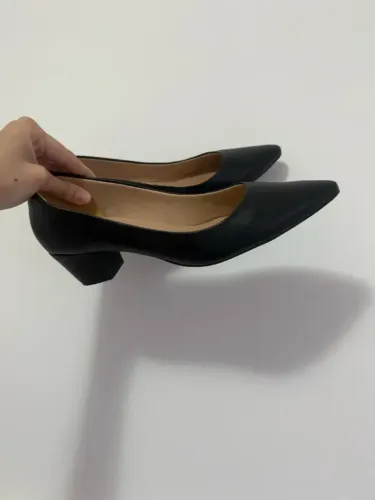Scarpins pretos com bico fino e salto bloco - número 42
