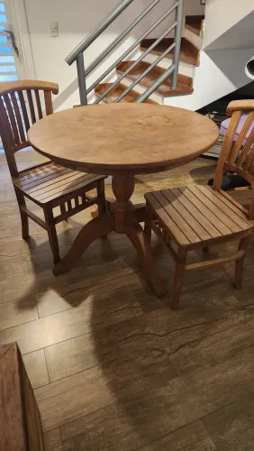 Mesa de demolição com cadeiras