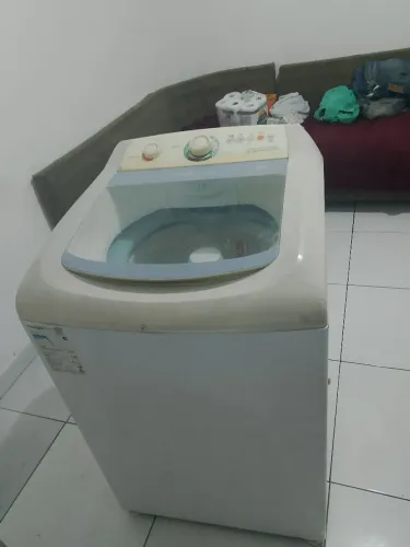 Vendo uma máquina de lavar roupa só não está centrifugando