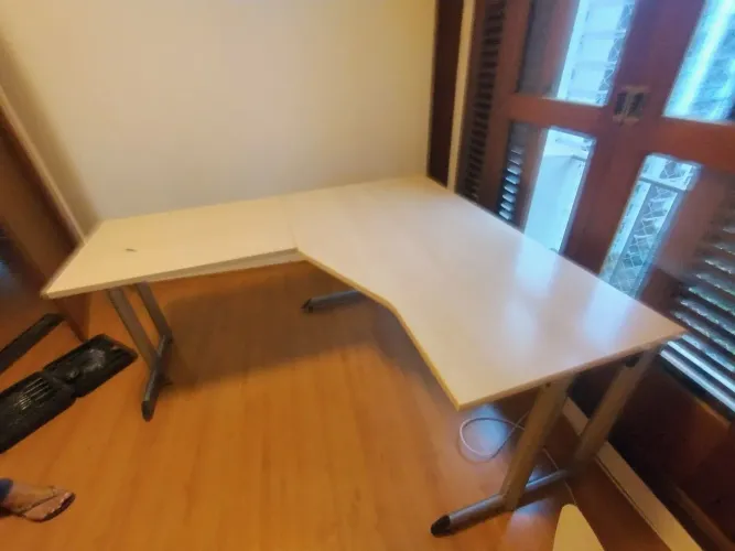 Vende-se uma mesa para escritório