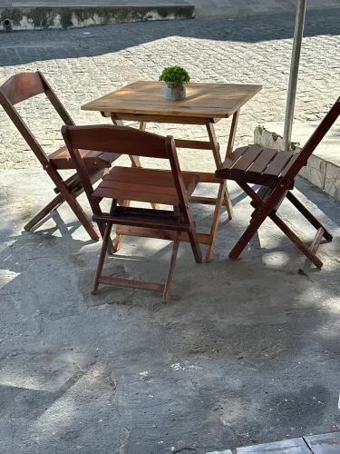 Mesa de madeira com cadeiras