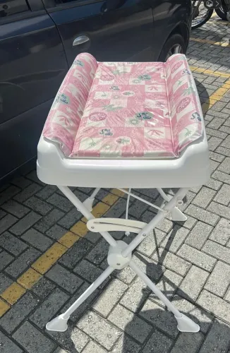 Banheira com suporte dobrável e trocador 