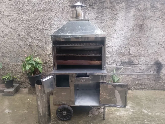 Carrinho de espetinho, com local para armazenar bebidas com gelo.