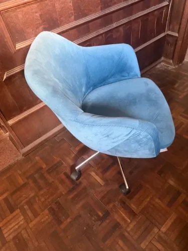 Cadeira giratória azul veludo