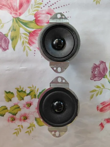 2 Tweeters,2 Alto Falantes 6,5 polegadas e 2 Alto Falantes 8 Polegadas