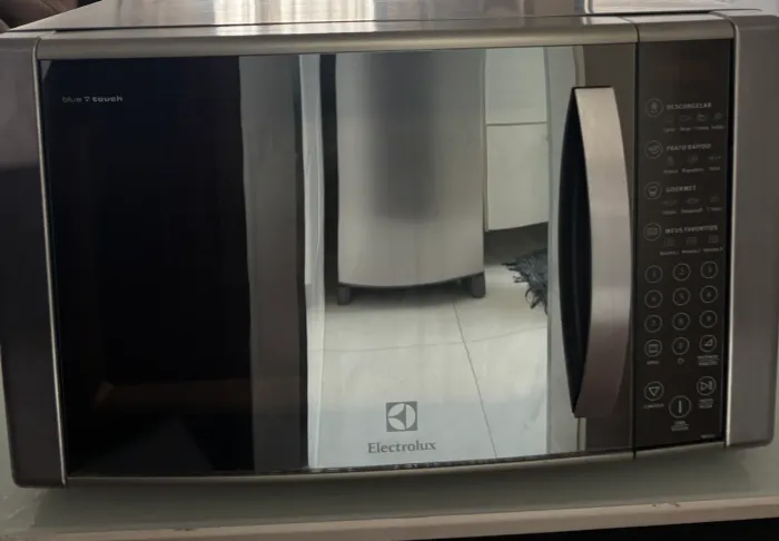 Micro-ondas espelhado Electrolux 20L com Tira Odor MT30S - 110v