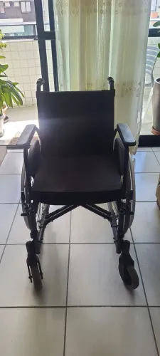 Vende-se cadeira de rodas