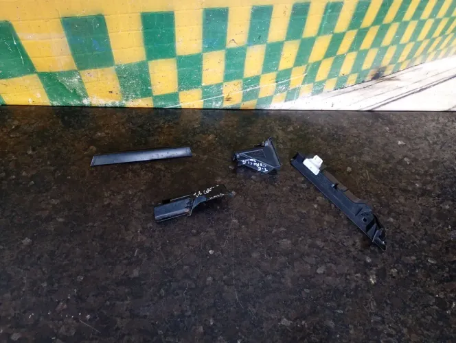 Guia e acabamento porta traseira esquerda Corolla 2020 a 2026 j08stta j07kzta t1304tk
