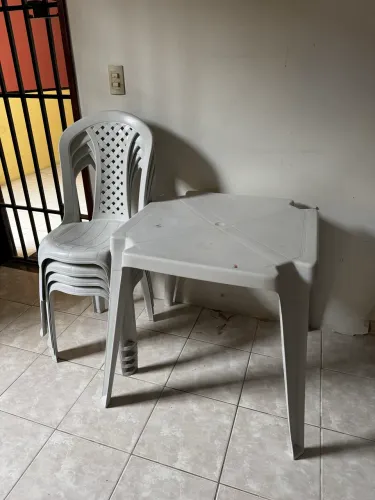 Mesa de plástico com 4 cadeiras em perfeitas condições