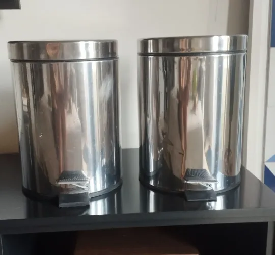  2 Lixeiras Inox 5 litros, com pedal, 2 por um preço só.