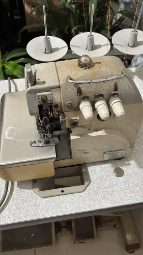 Máquina Overloque 