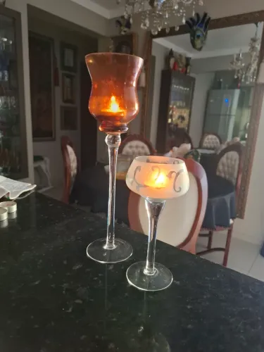Dois castiçais em vidro, acompanha 6 velas