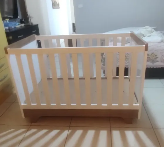 Berço Americano vira Minicama Retrô Branco/Carvalho + colchão de espuma