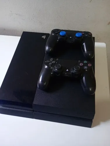 PS4 original completo,único dono. Funciona perfeitamente, acompanha 8 jogos 