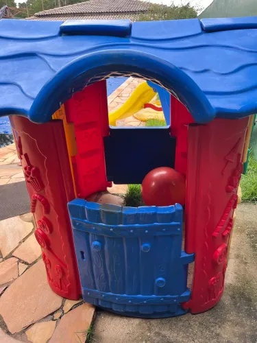 Casinha bandeirantes e escorregador 