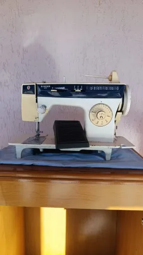 Singer 875 máquina de costura doméstica robusta, estrutura metálica em aço. Com Gabinete.
