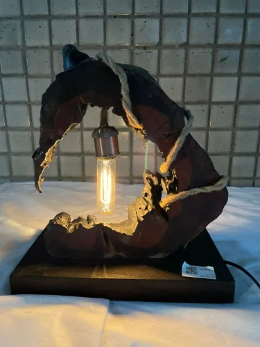 luminária em madeira de lei.