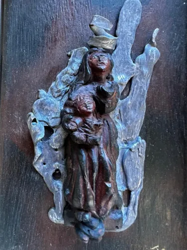 Escultura arte sacra ferro fundido em madeira