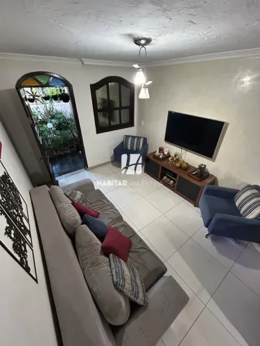 Casa geminada com 05 quartos à venda.