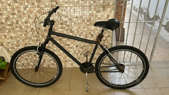 Bicicleta preta aro 26/29 - Ótima para o dia a dia