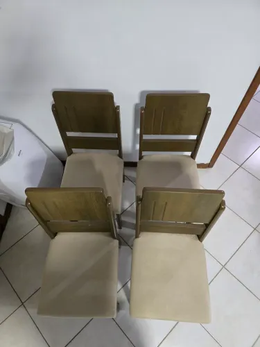 Quatro cadeiras estofadas