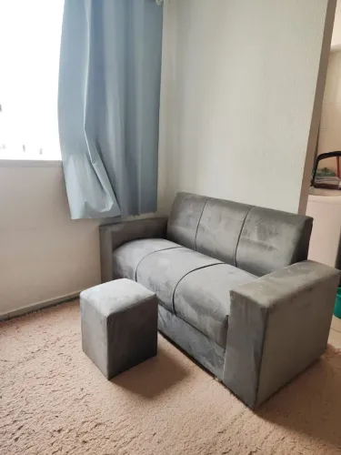 SOFÁ JURUÁ 3 LUGARES ACOMPANHA PUFF