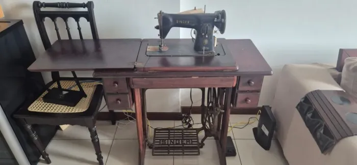 Maquina de Costura Singer de Mesa -Retrô- de pedal manual e elétrico, em excelente estado