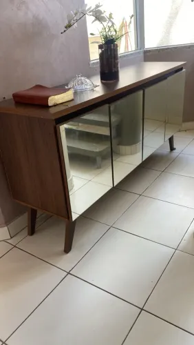 Aparador com portas de espelho