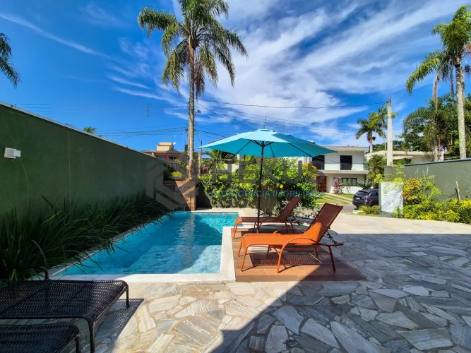 Casa reformada com varanda e lazer no Jardim Pernambuco II, Guarujá