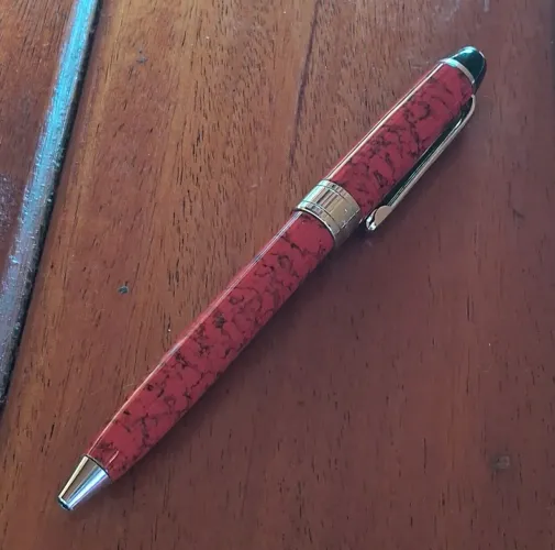 Caneta vermelha com 11cm.