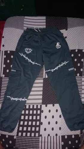 Calca cargo verde com desenhos