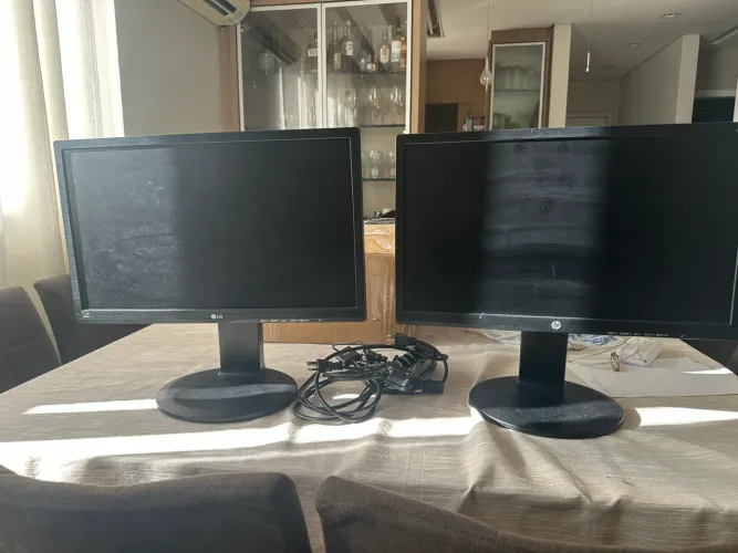 Dois monitores 22 polegadas