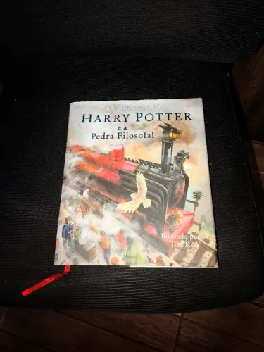 Harry Potter e A Pedra Filosofal - Ilustrado