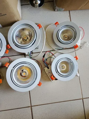 20 luminárias Led, usadas, mais 1 furadeira..